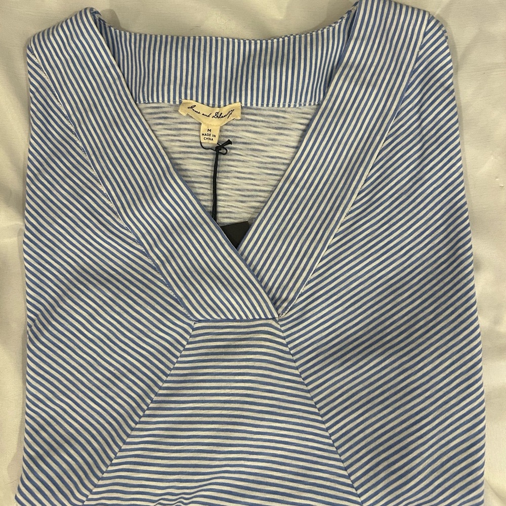 Jane and Delaney blue and white striped v-neck top. Cap sleeves. Size M. NWT - Picture 2 of 6